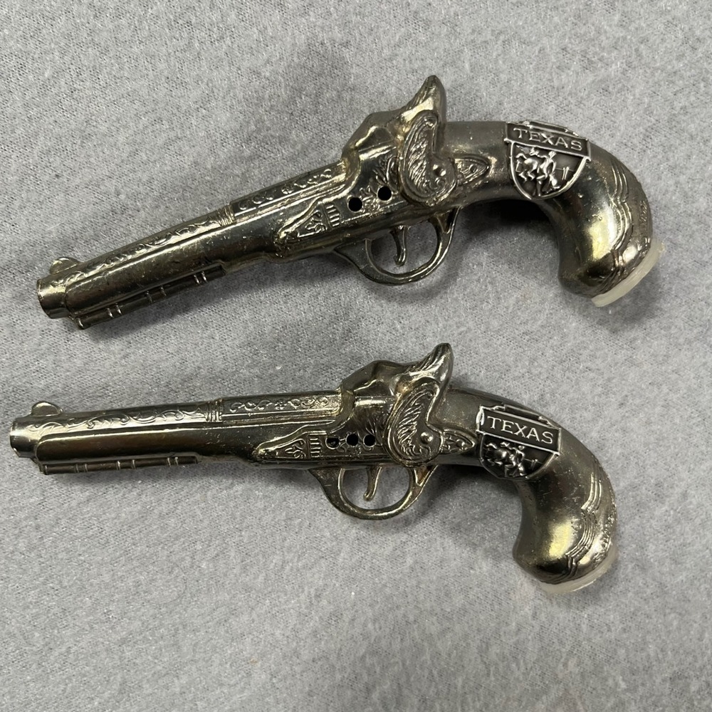 Vintage Texas Revolver Pistols Salt Pepper Shakers set Metal Western Decor